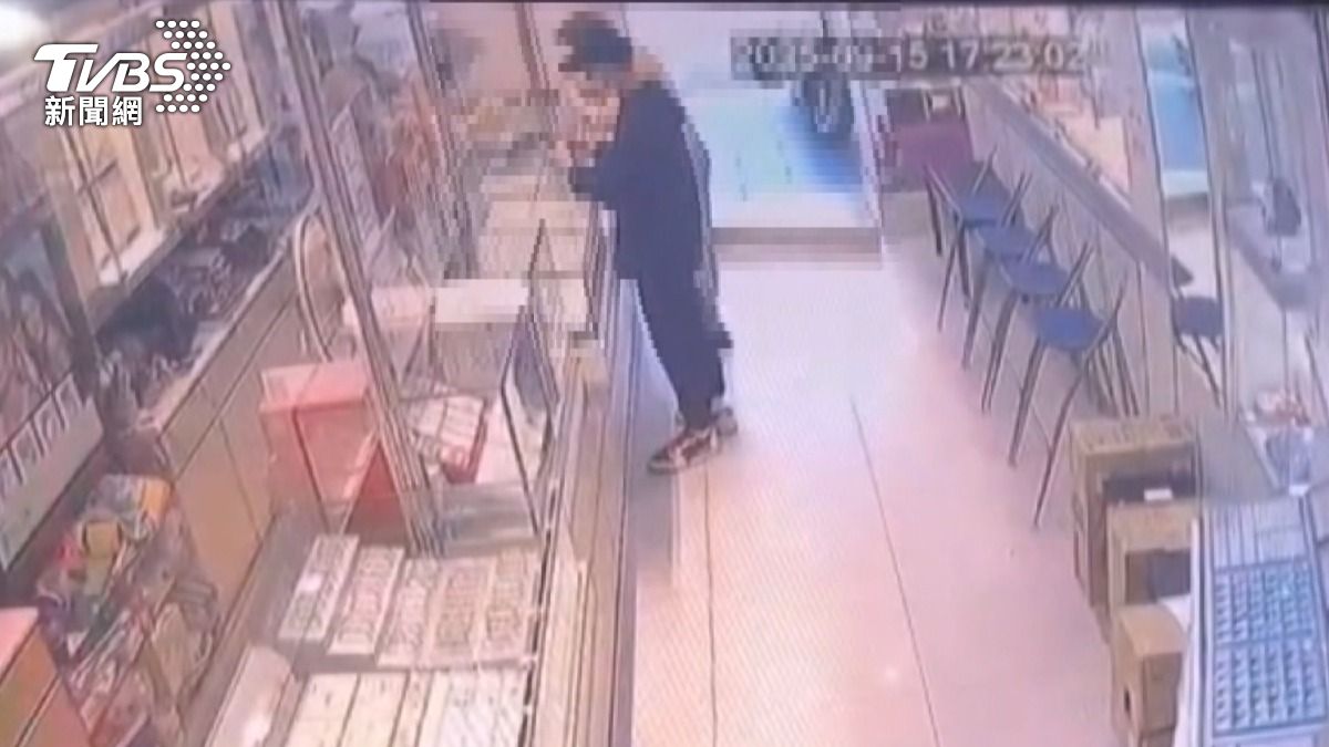 少年銀樓「佯裝購買」轉身奪門搶走金飾。(圖/民眾提供)