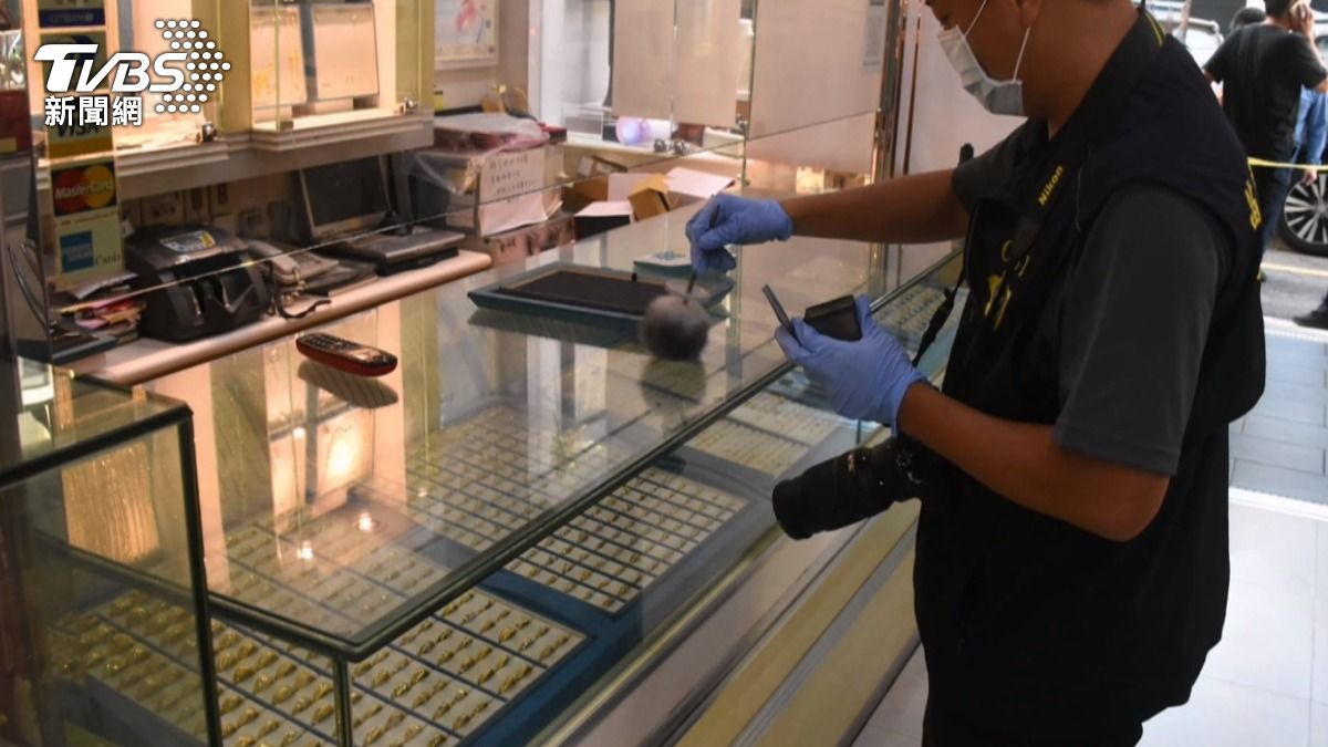 少年搶銀樓70萬金飾 警方迅速逮4嫌。