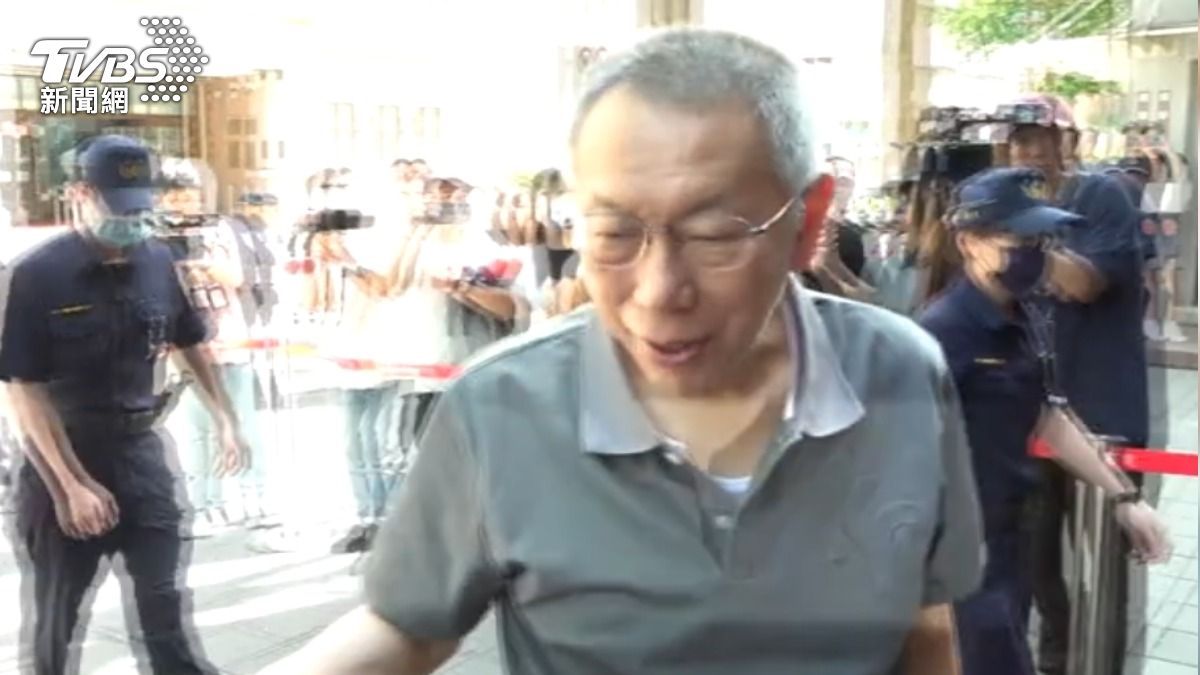 京華城開庭,柯文哲隔14小時赴北院開庭,下車露笑容與小草握手。(圖/TVBS)