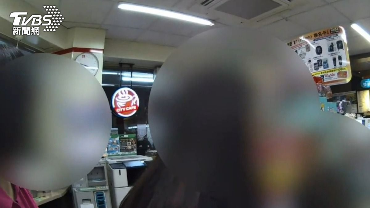 民眾紛紛上前安撫，相當擔心女子狀況。（圖／TVBS）