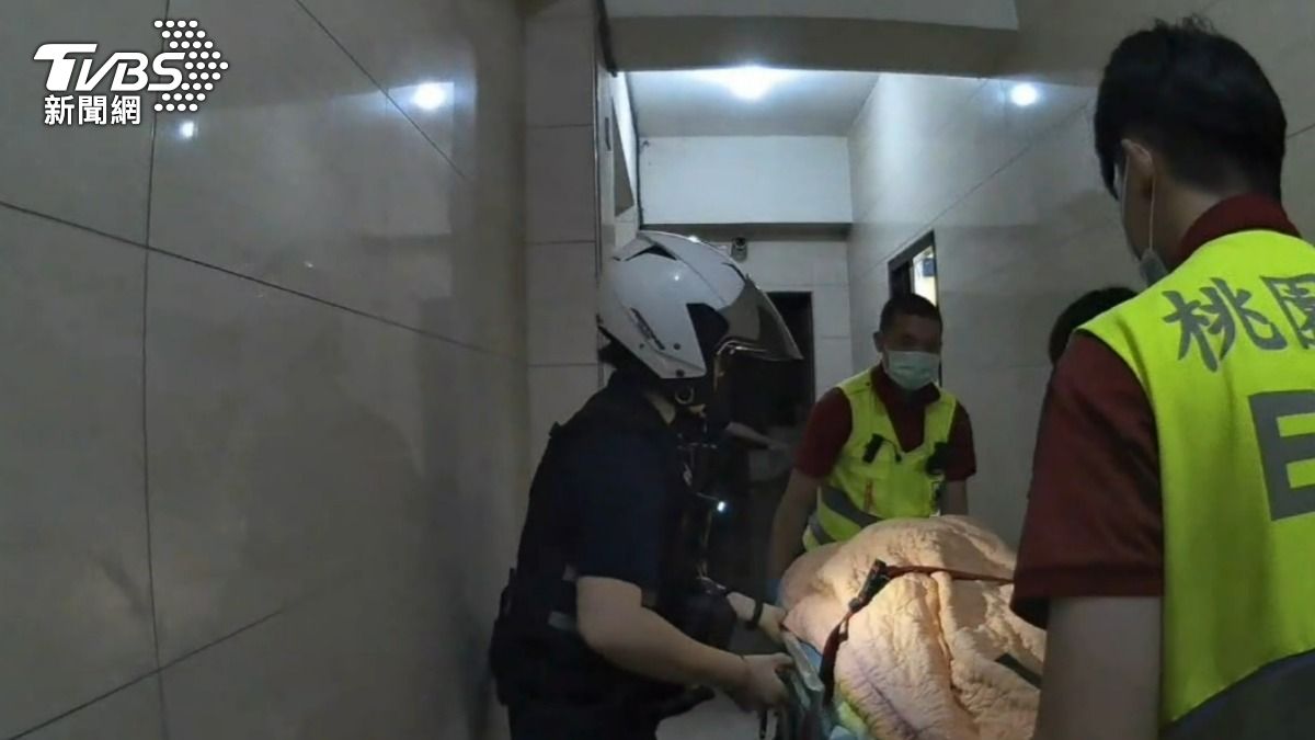 警消破門將呂男送醫。（圖／TVBS）