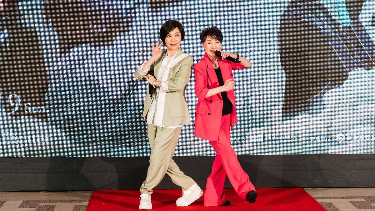 唐美雲(左)、小咪上演愛情諜對諜。(圖/國家兩廳院提供、攝影:牟仁杰)