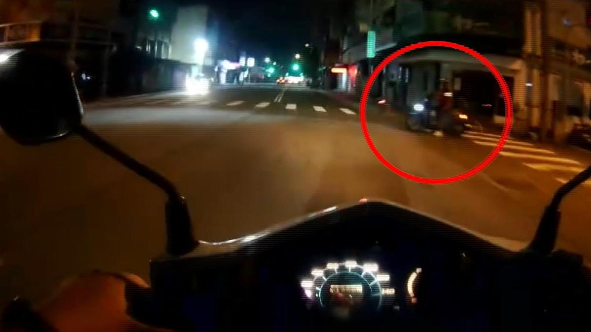 台中市一名28歲男子因無照騎車並超越停止線,被警方攔查後開單。(圖/警方提供)
