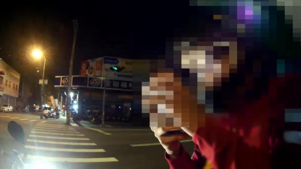 該男子不但拒絕移車,還拿出手機拍攝警察並出言挑釁。(圖/警方提供)