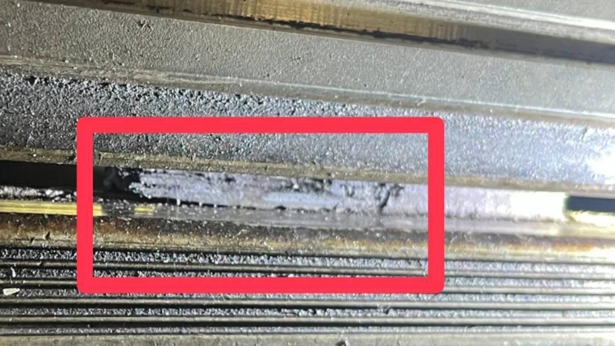 北捷列車卡橡膠鞋底。(圖/北捷提供)