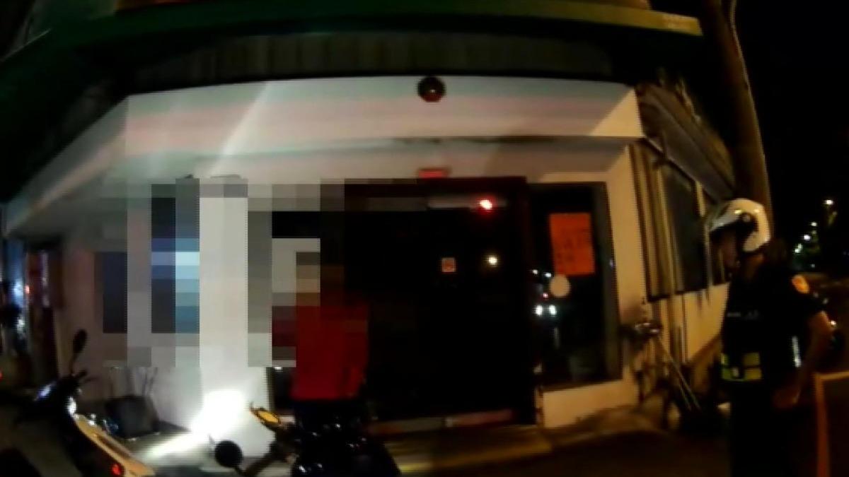 男子持續挑釁,且拒絕移動違停的機車。(圖/警方提供)