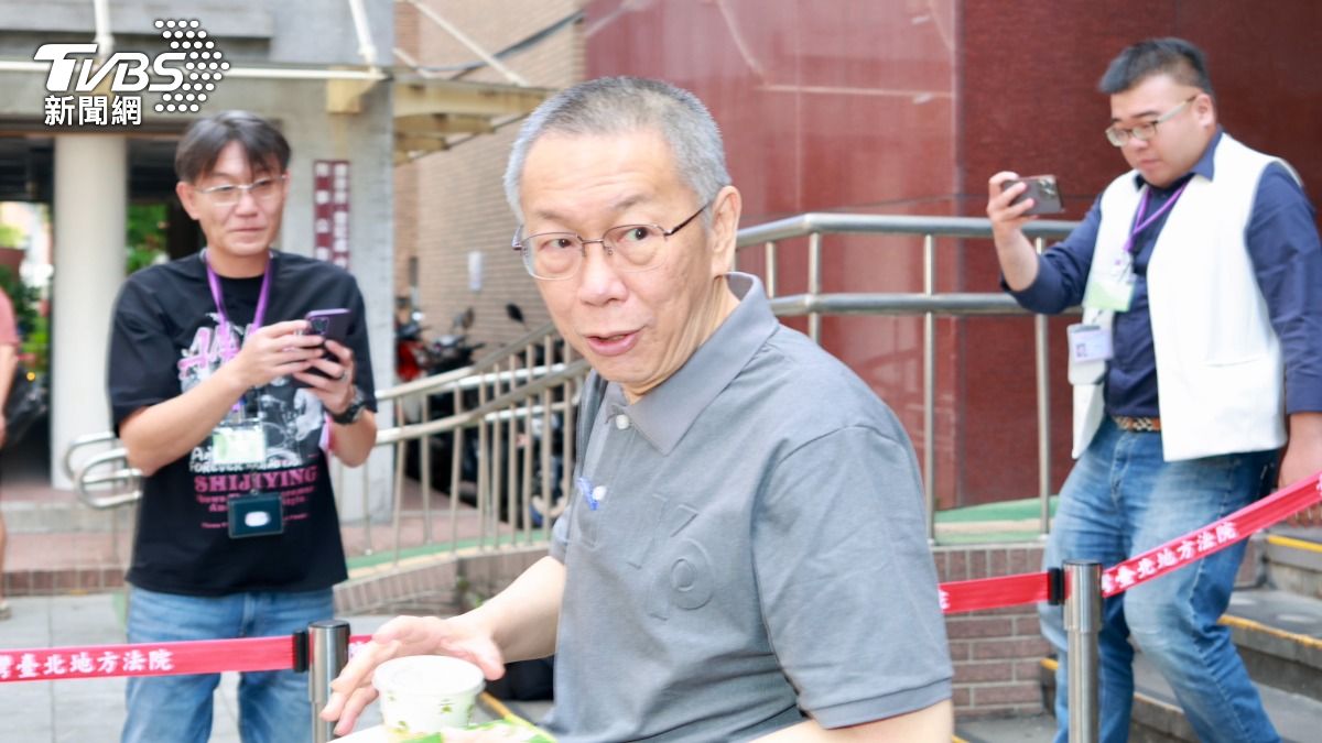 柯文哲開庭手機響 急解釋「科控中心」不能不接:審判長在盯我