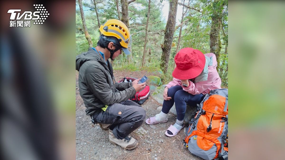 55歲女山友腳踝扭傷,領隊憂惡化,緊急求救下山就醫(圖/台東縣消防局提供)
