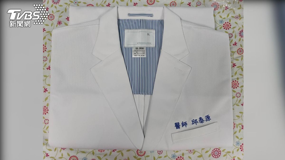 邱泰源醫師袍照片流出。（圖／民眾提供）