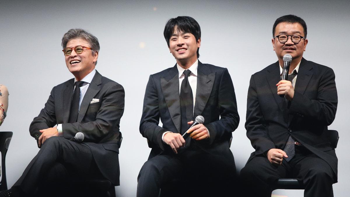導演延尚昊(右起)、朴正民、權海驍出席多倫多影展。(圖/© 2025 Plus M Entertainment and WOWPOINT. All Rights Reserved.)