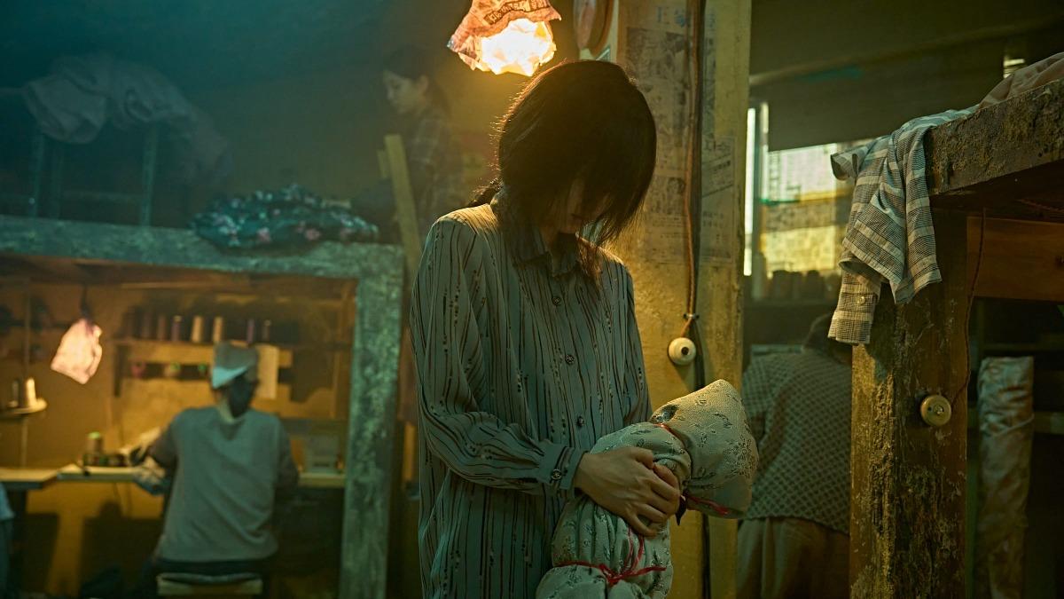 申鉉彬全片不露臉演出,卻是最鮮明的角色之一。(圖/壹壹喜喜提供)