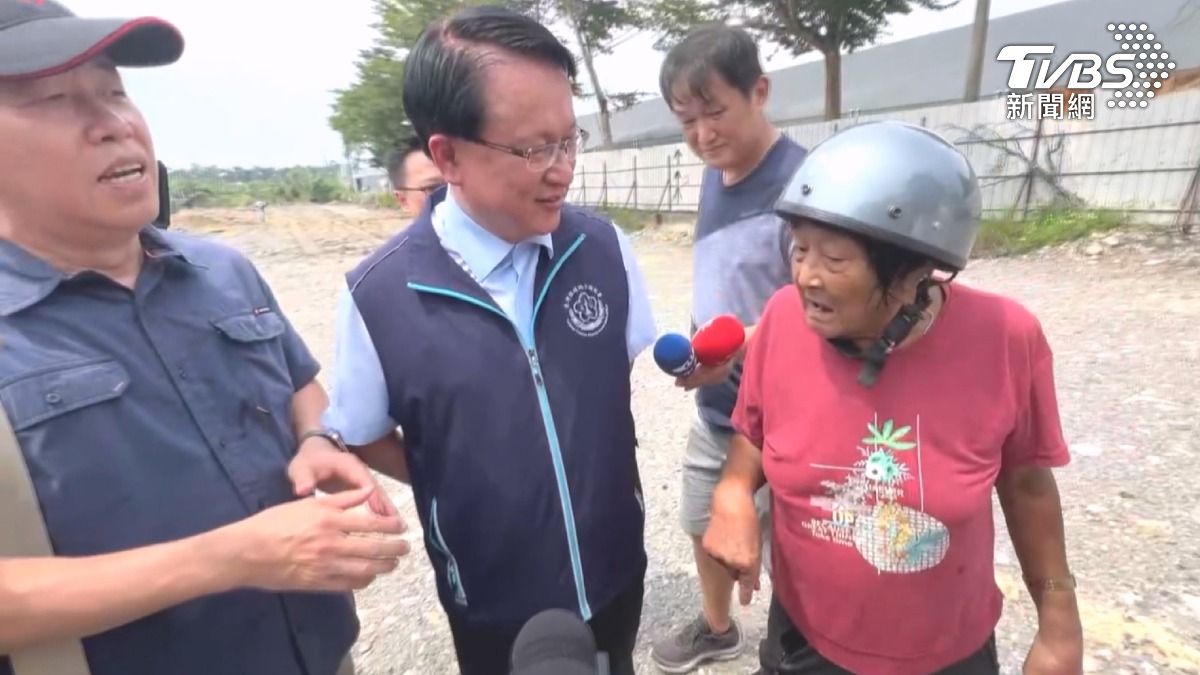 橋檢檢察長親自率隊前往會勘,遇到當地居民當場攔截申冤,跑來盜採,還回填有刺鼻味的廢土(圖/TVBS)