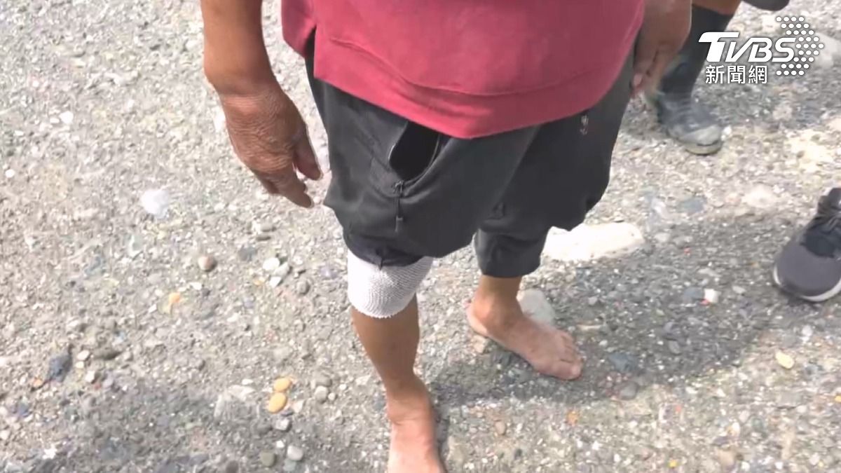 阿婆強調砂石車頻繁進出,也把附近的柏油路壓壞,害她騎車摔傷,種的芭樂、香蕉無法開花結果(圖/TVBS)