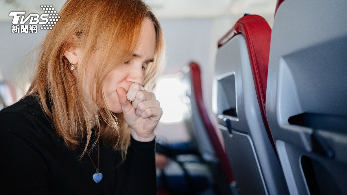 最新調查顯示,客機的機艙內可能暗藏「有毒空氣」,長期待在機艙可能造成腦損傷。(示意圖/Shutterstock達志影像)