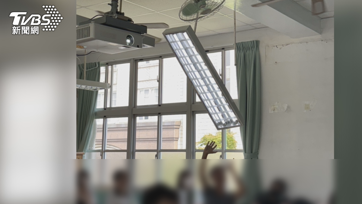 台南一所高職,學生在上課過程中,吊燈突然斷裂,嚇得大家尖叫聲四起。(圖/TVBS)