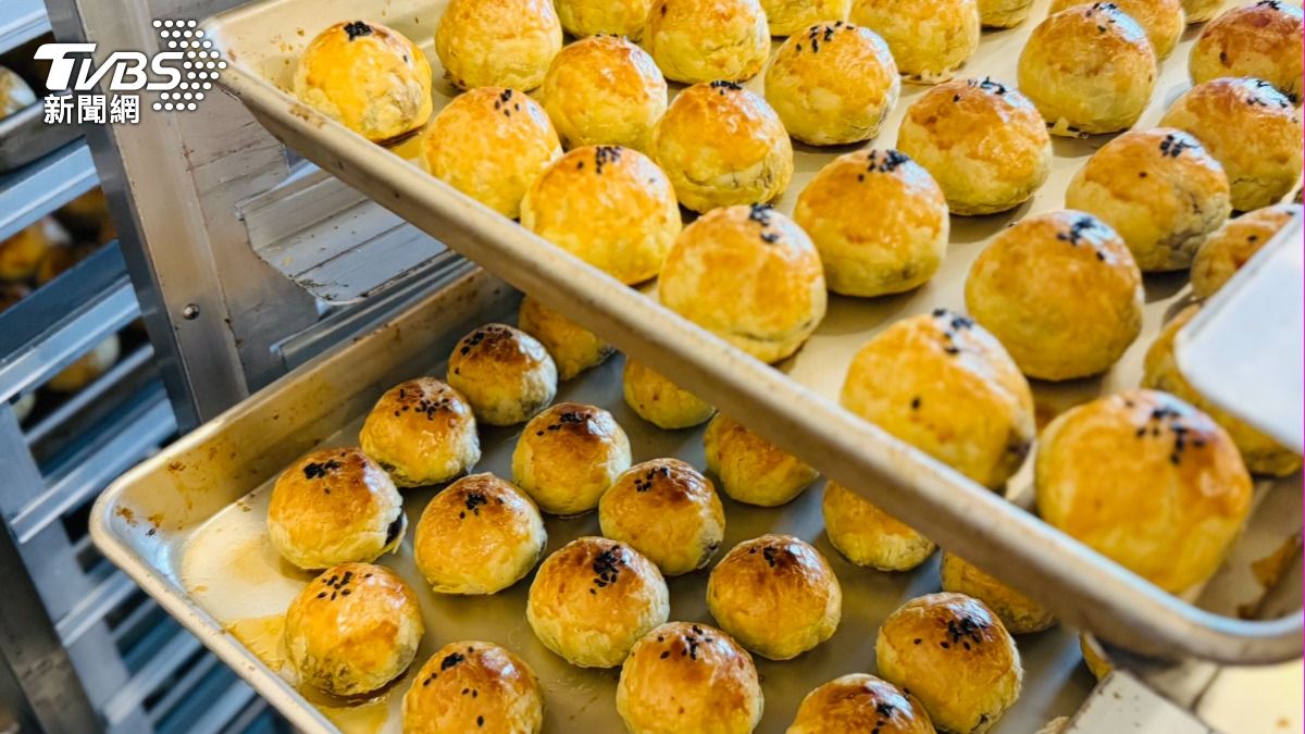 紀家蛋黃酥淡季大約每日賣1000顆。(圖/陳祁攝)