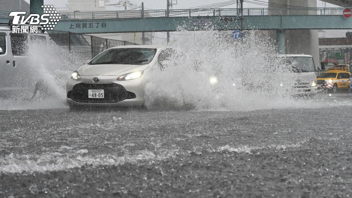 日本上週暴雨三重市一處停車場三百輛車泡水(圖/達志影像美聯社)