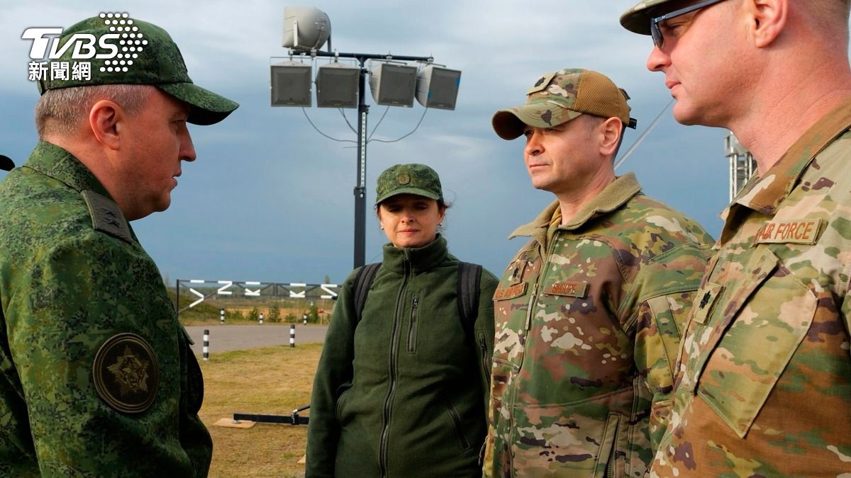 雙俄軍演期間,美國軍官意外現身白俄觀摩,畫面左方為白俄防長赫瑞寧(Viktor Khrenin),親自接待右方美國駐明斯克大使館國防武官舒普(Bryan Shoupe)的畫面。(圖/達志影像美聯社)