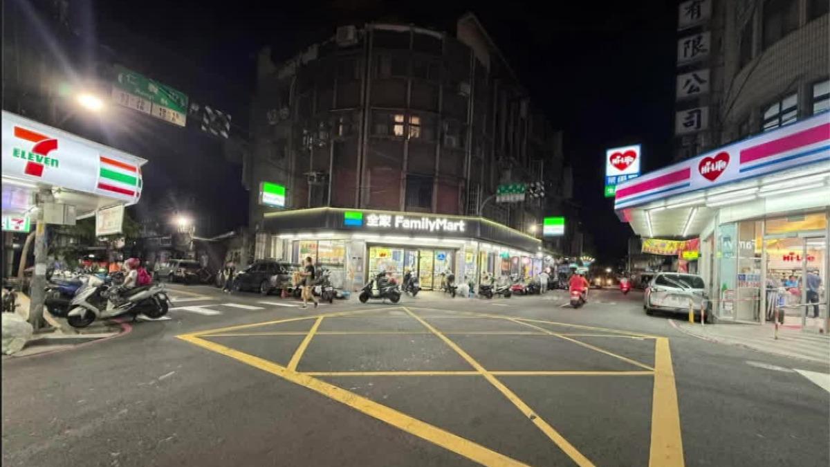 三超商鼎立，三重路口擠7-11、全家和萊爾富。（圖／民眾提供）
