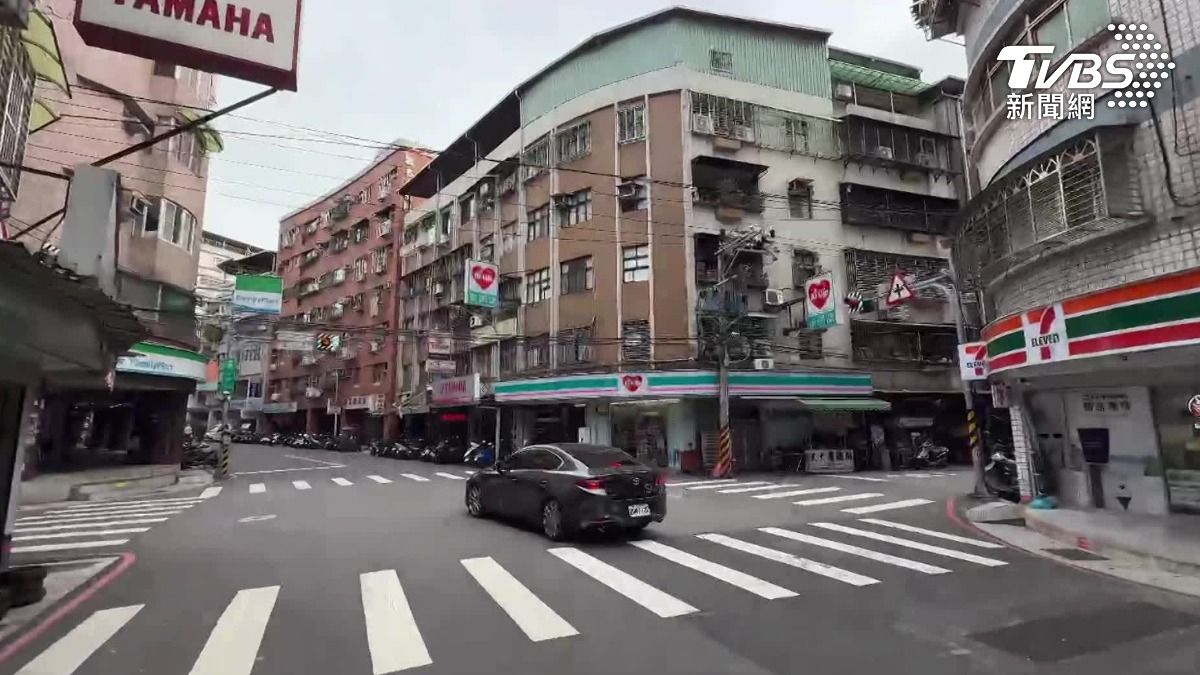 三超商鼎立，蘆洲路口擠7-11、全家和萊爾富。（圖／TVBS）