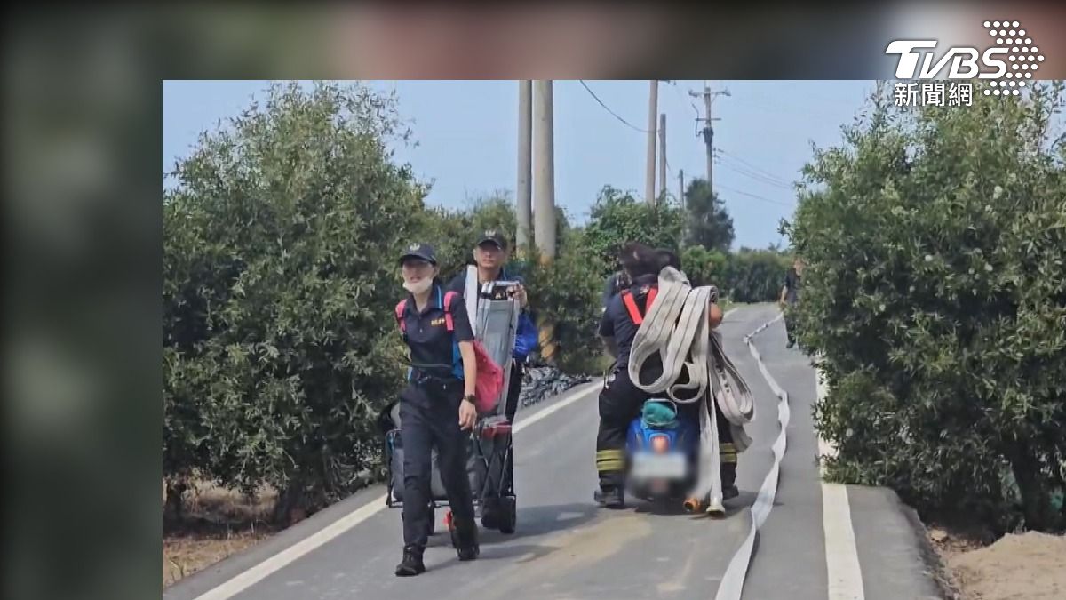 消防人員請當地民眾協助,騎著機車扛著水袋,到火場進行灌救。(圖/TVBS)