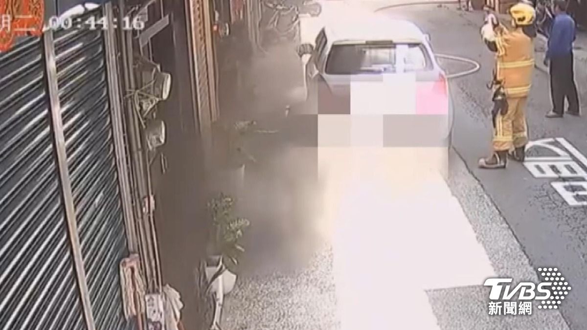消防人員迅速佈線進入搶救,卻在一樓樓梯間發現李姓男子已經明顯不治 。(圖/民眾提供)