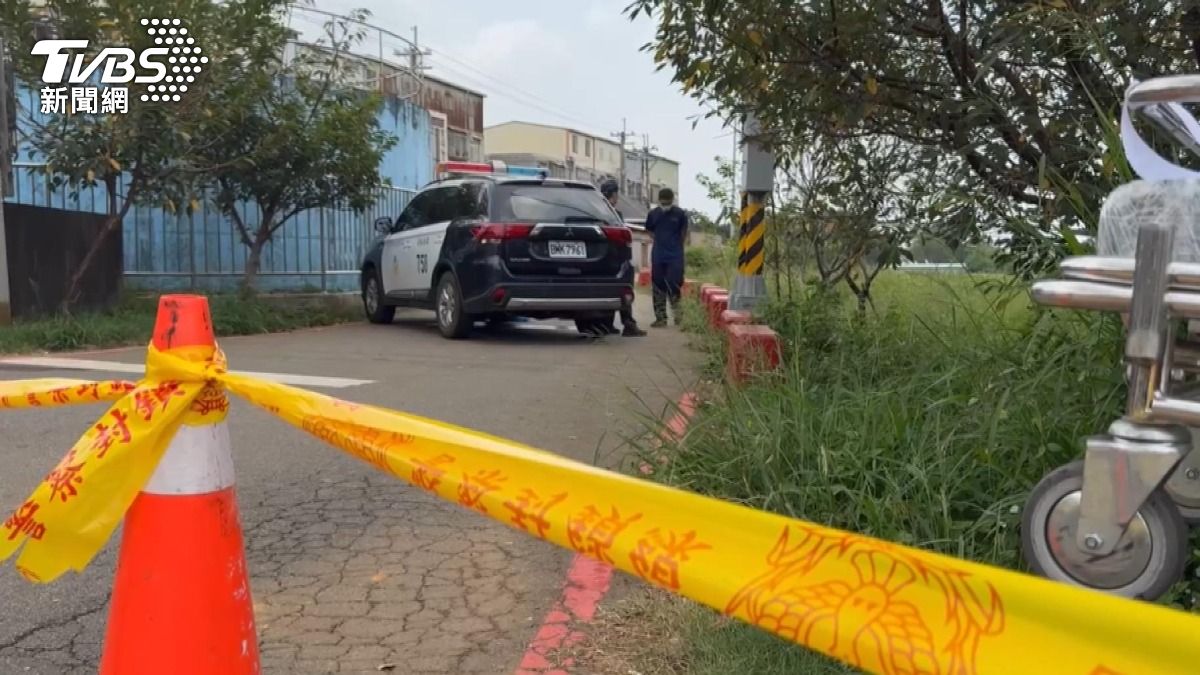警方鑑識小組已到場採證，並找到兇嫌遺留在現場的凶。(圖／TVBS)