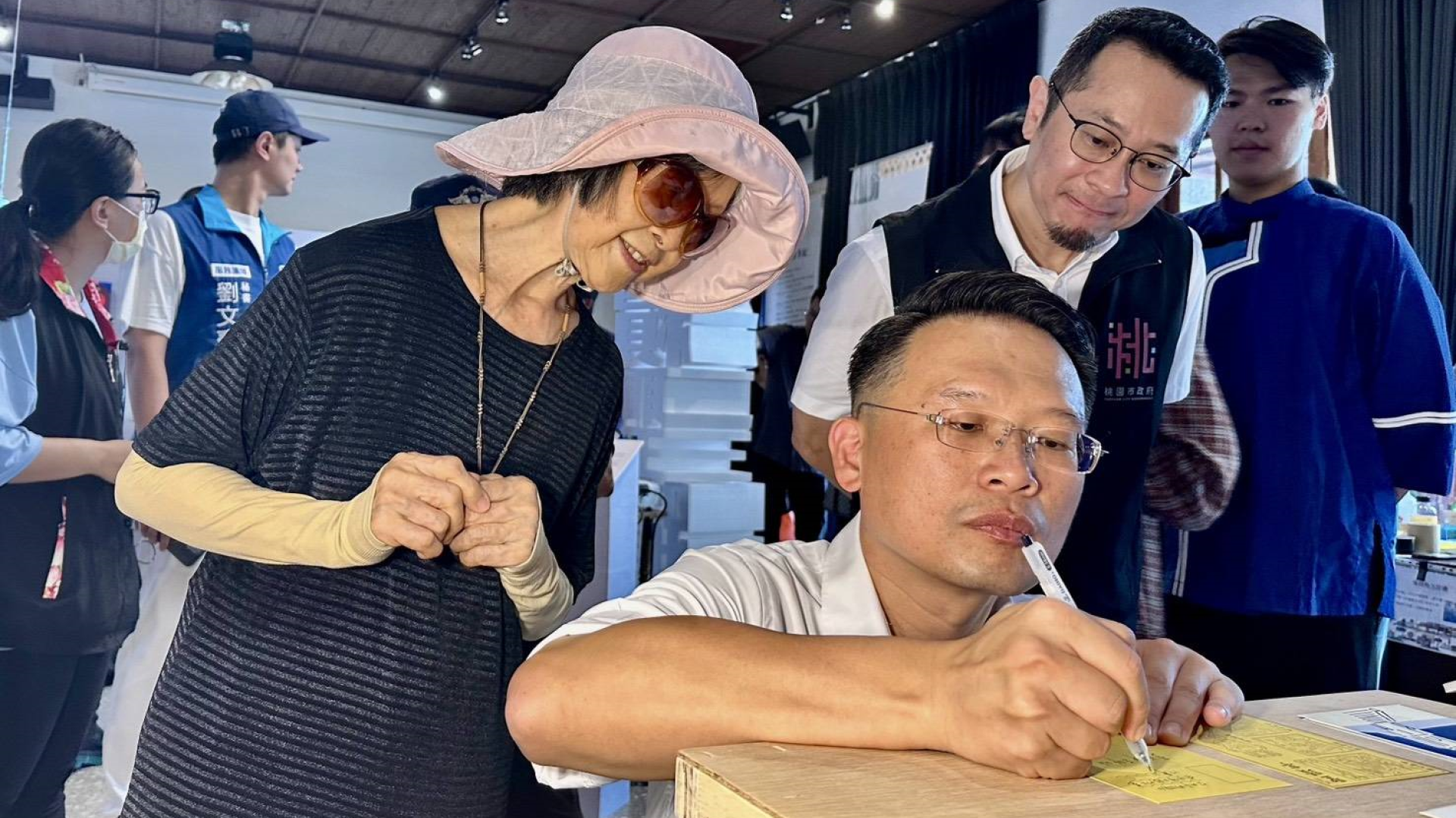 ▲蘇俊賓也在參觀展覽時以紀念明信片寫下對黃永松、李南華老師的感謝。(圖片來源/桃園市政府)