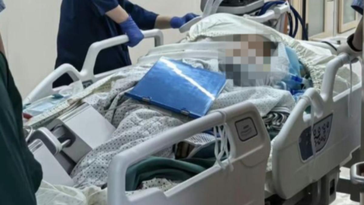 女散步一半!踩到「化骨水」秒腐蝕 肌肉爛光慘死
