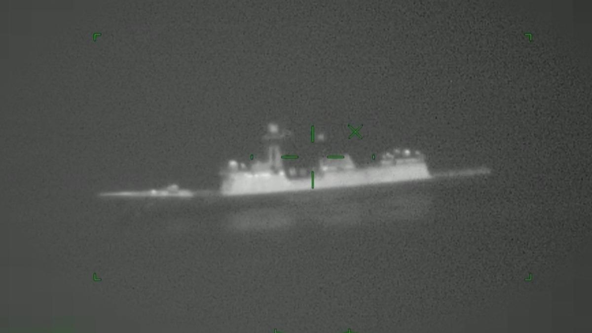 由蒼鷹號所偵照,行經我國本島近海的的中共054A飛彈巡防艦。(圖/安捷航空)