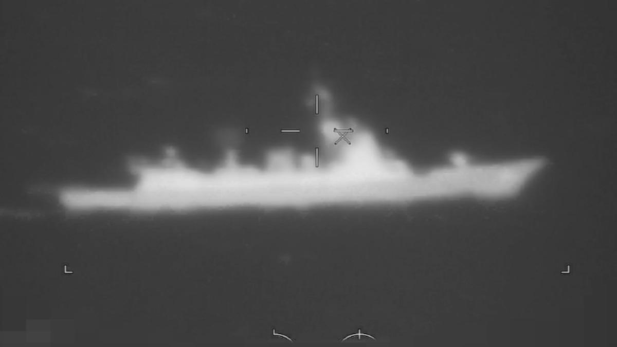 由蒼鷹號所偵照,行經我國本島近海的的中共052D飛彈驅逐艦影像。(圖/安捷航空)