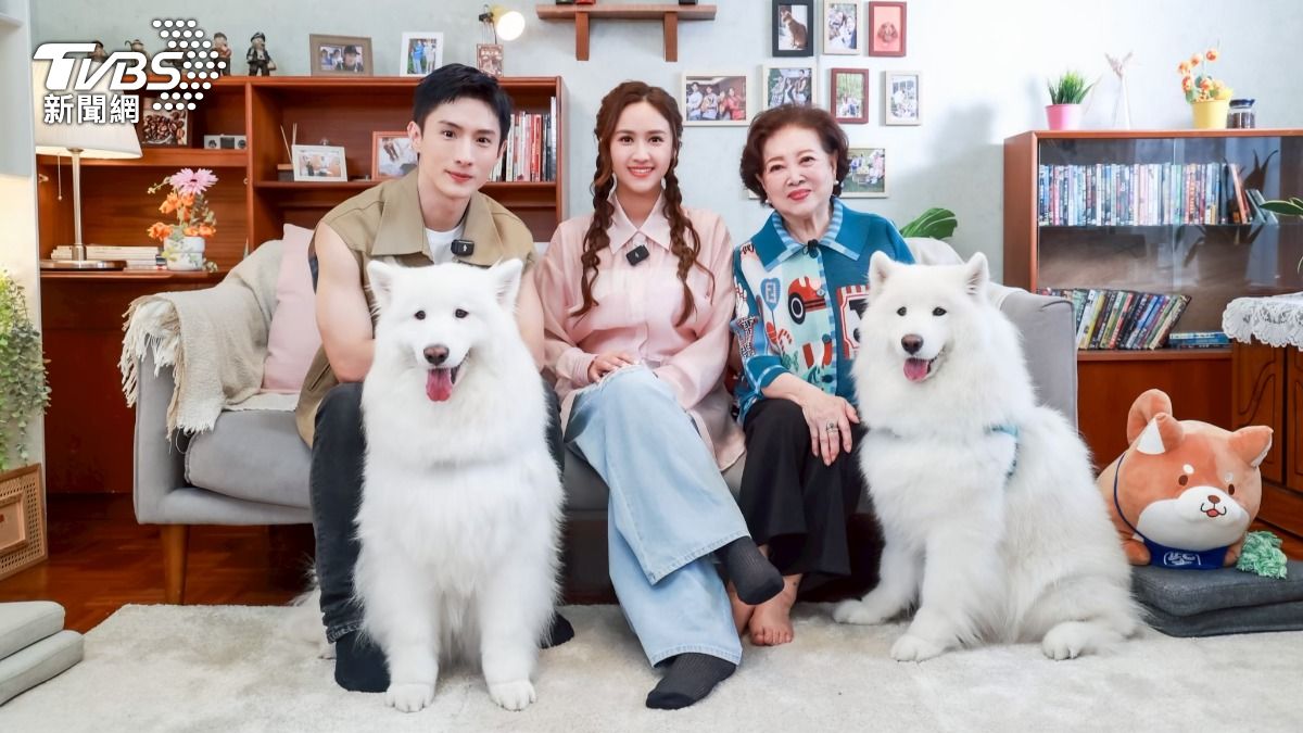 阿本（左起）帶著一對薩摩耶與Sandy、淑芳阿姨暢聊。（圖／趙世平攝）