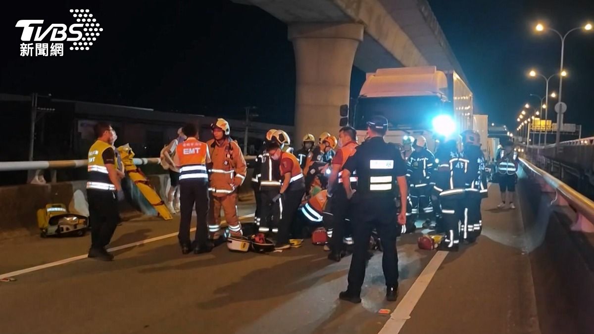 現場4車追撞,匝道一度遭占用,交通受阻。(圖/TVBS)