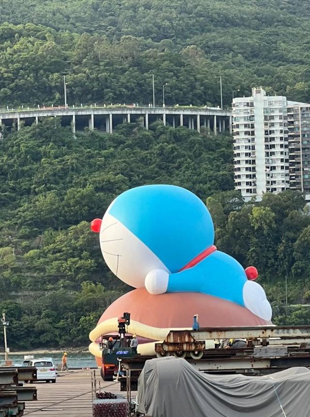 多啦A夢造型充氣公仔被放置在青衣船廠。(圖/翻攝自threads@dun.164)