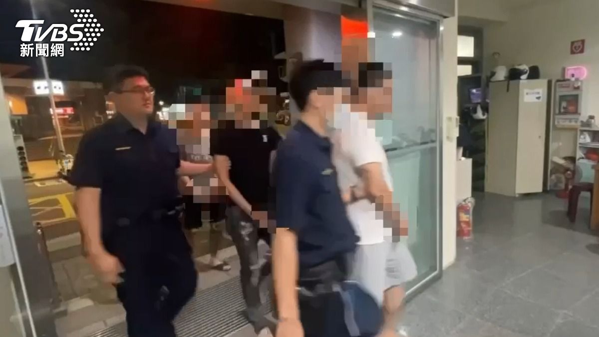 警方循線逮捕許男等4人，全案依妨害自由、妨害秩序罪送辦。（圖／TVBS）