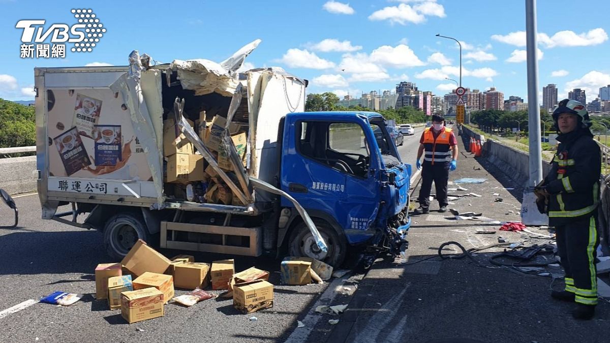 快訊/北市水源快速道路貨車撞護欄 後廂爆開貨物散一地