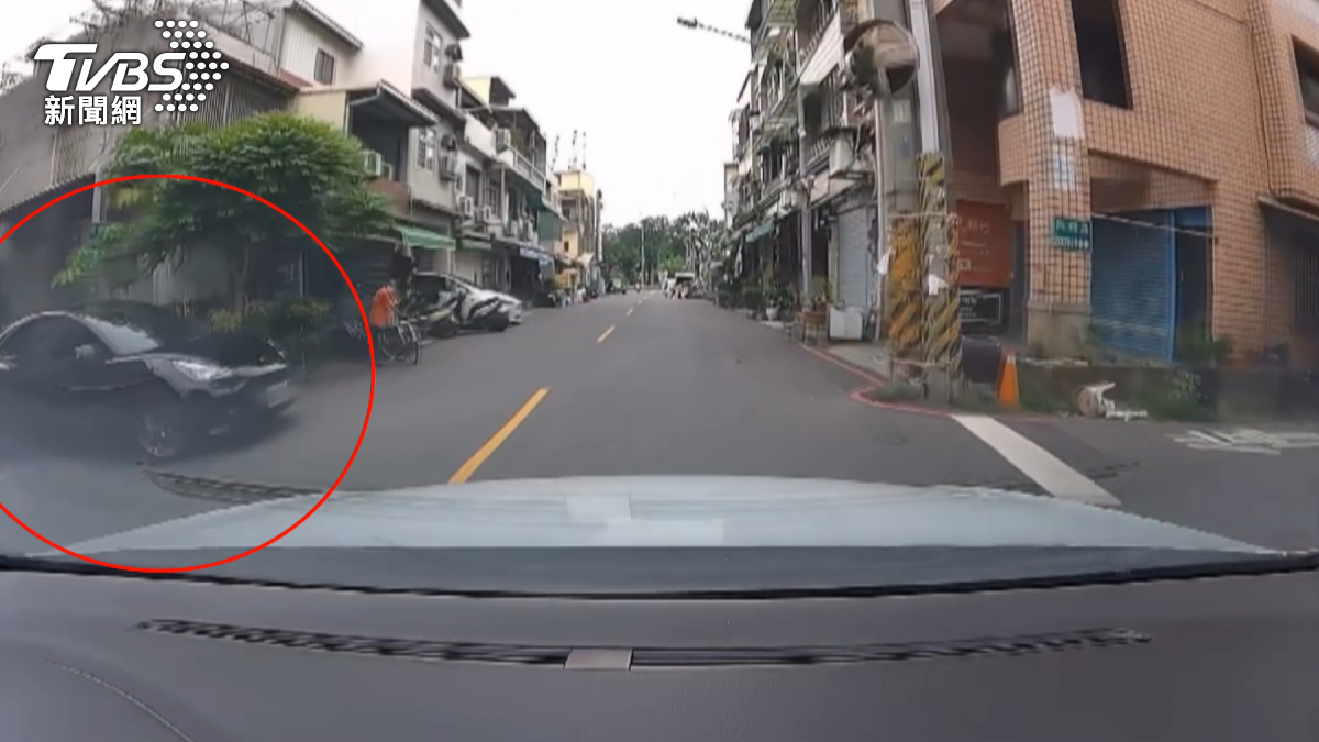 特斯拉左轉未禮讓直行車,還長按喇叭,引發衝突。(圖/TVBS)