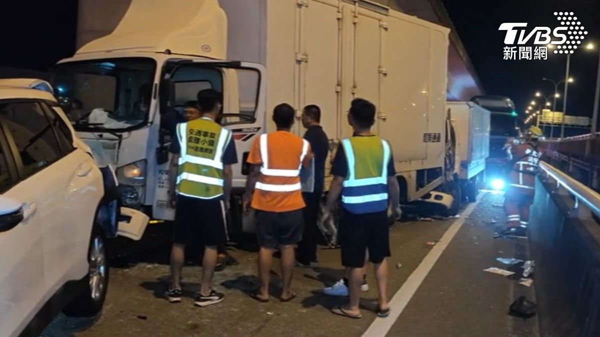 中山高五股交流道發生4車連環撞釀一死兩傷。(圖/TVBS)