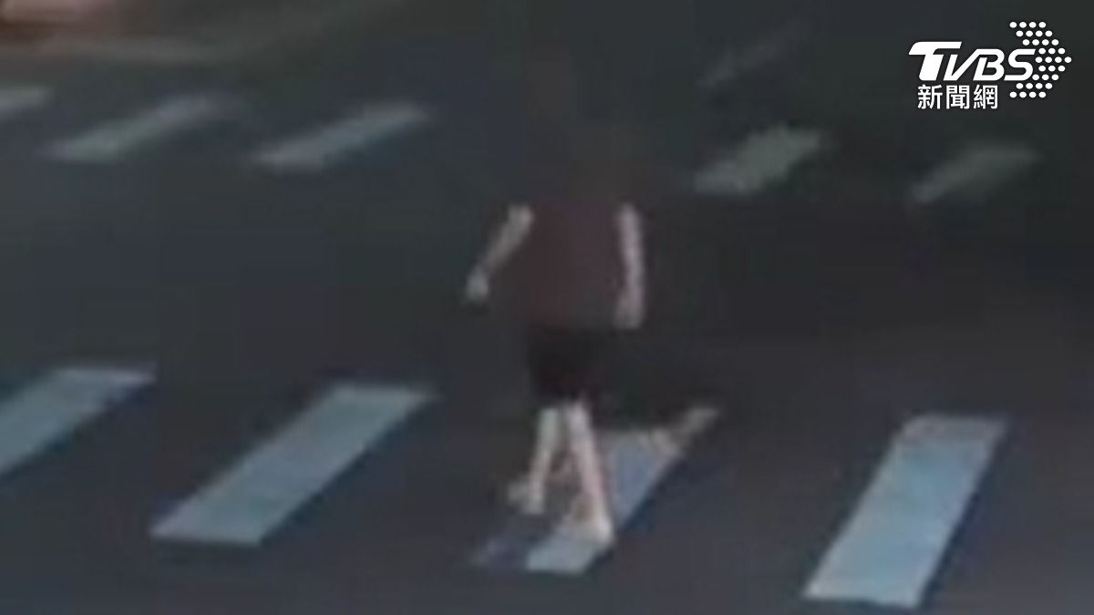 擔任清潔工的被害人因為積欠9萬被強押上車兜風。(圖/TVBS)