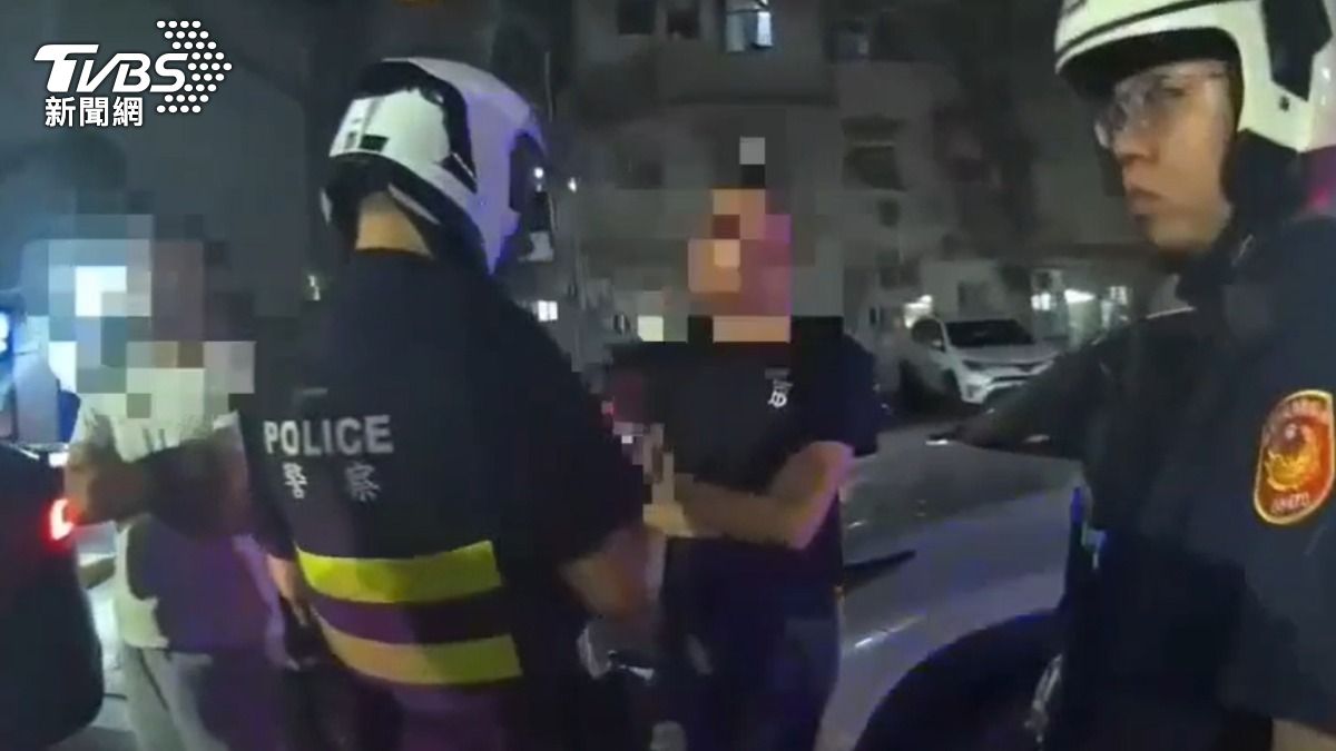 三重警方在停車場前盤查四名嫌犯,著急問被害人下落。(圖/TVBS)