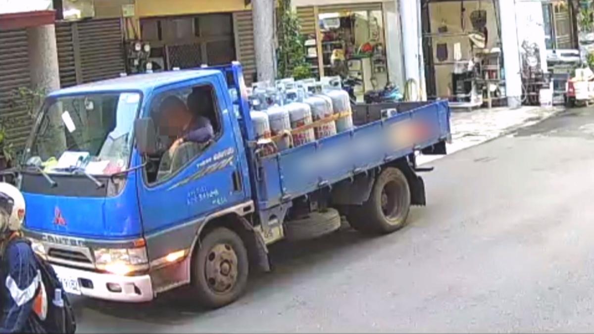 駕駛不僅在瓦斯桶旁抽菸,上車後仍繼續吸菸,還隨意丟棄菸蒂。(圖/翻攝Threads_ghastly_qqq)