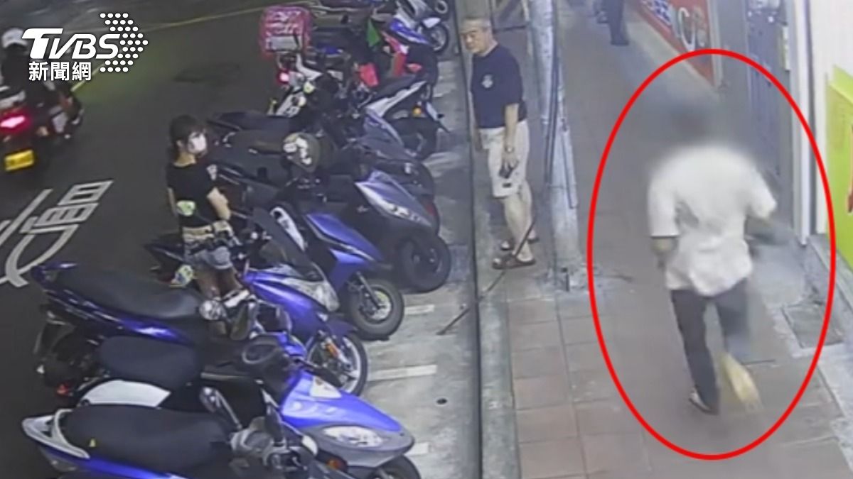逃逸移工街頭赤腳狂奔，遭警車鳴笛緊追。（圖／TVBS）