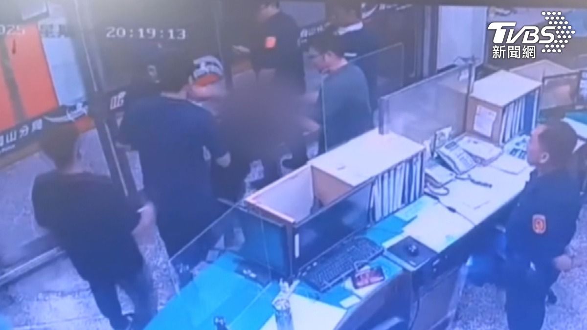 一名女子因使用偽造車牌被高雄警方攔查後，情緒激動與員警發生拉扯，最終被移送法辦。（圖／TVBS）