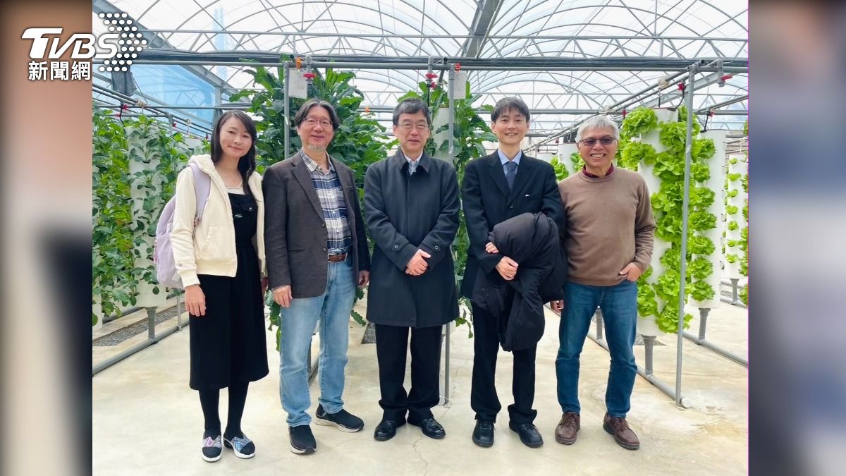 東海副校長暨永續長張嘉修(左二)以智慧基地打造可擴散的永續場域獲金級獎。圖為日本神戶大學副校長Professor Kondo來訪。(圖/ 東海大學 提供)
