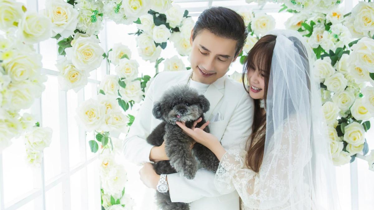 包偉銘和劉依純帶愛犬Happy一起拍婚紗照。(圖/翰森娛樂提供)