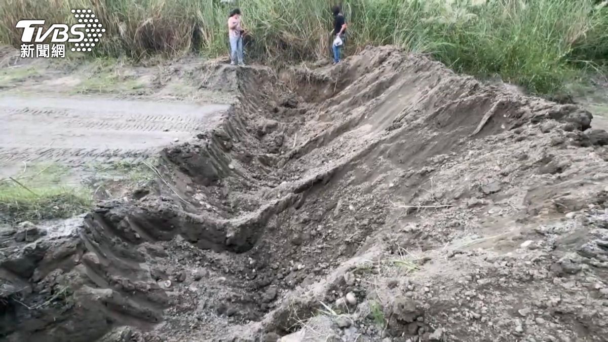 河川署挖土溝f企圖阻擋人潮。(圖/TVBS)