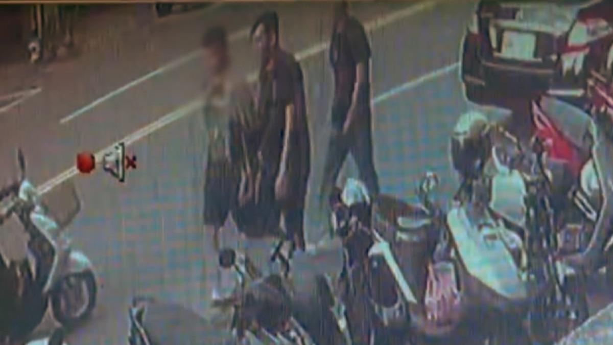 警方在彰化一處賓館將17歲少年逮捕上銬。(圖/民眾提供)