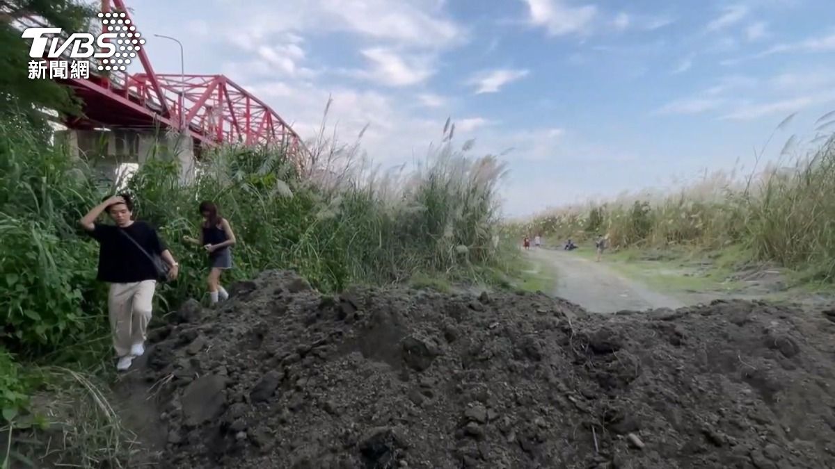 西螺大橋下爆紅「9月雪」遭闖入,河川署挖土溝阻擋仍擋不住人潮。(圖/TVBS)