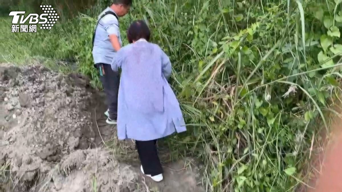 雪白花海吸引攝影客,河川署:颱風季勿冒險前往。(圖/TVBS)