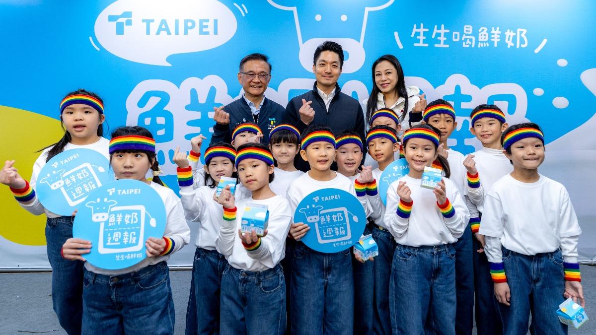 北市推「鮮奶週報」,讓學童可每週領取免費鮮乳。(圖/北市教育局提供)
